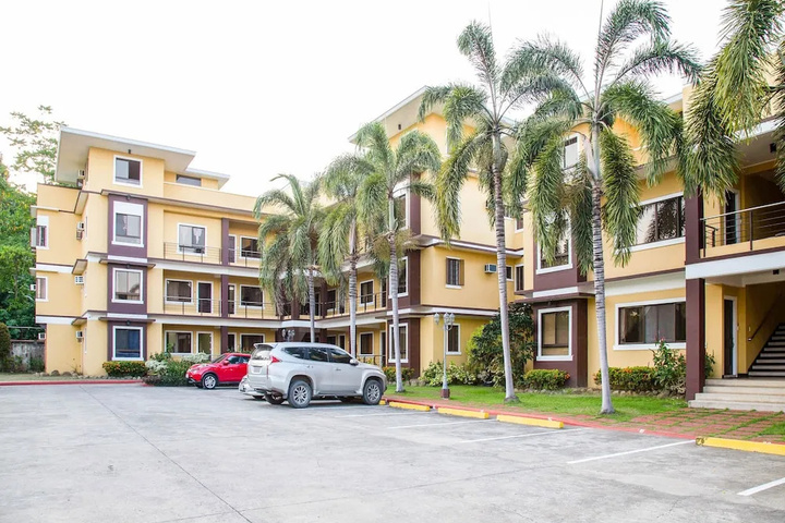 Las Palmeras Apartelle by OYO Rooms
