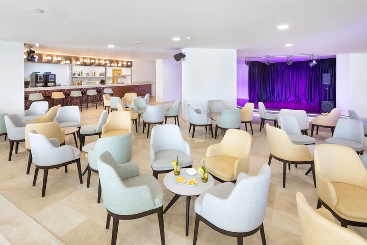 Lounge 63 of 83
