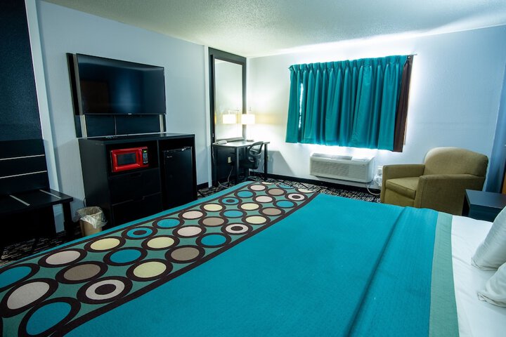 1 King Bed (4 of 17)