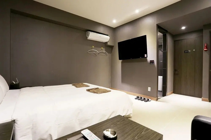 Room 3 of 16