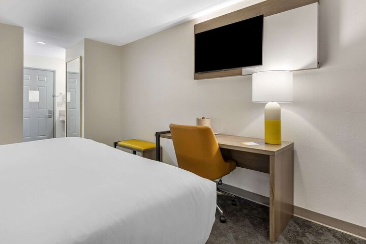 1 King Bed (2 of 17)