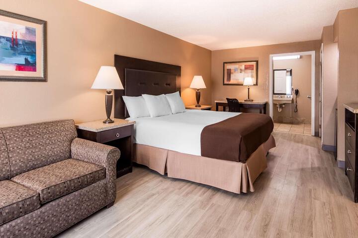 1 King Bed Sofa For Sitting Microwave and Refrigerator Oversized Room Desk Continental Breakfast (12 of 17)