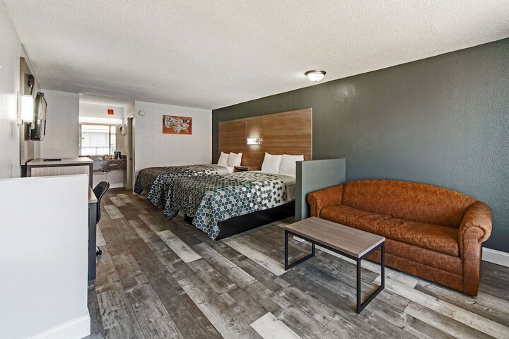 1 Queen Bed (9 of 27)