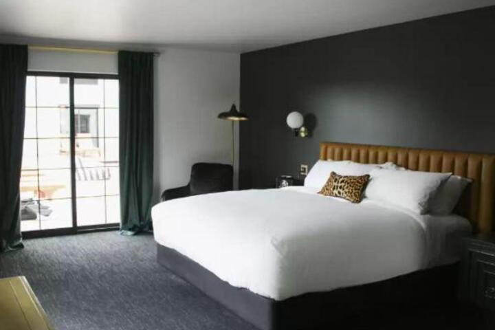 1 King Bed (6 of 10)