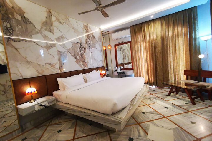 Room 11 of 37