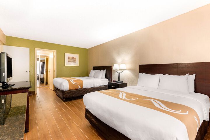 1 Queen Bed (5 of 14)