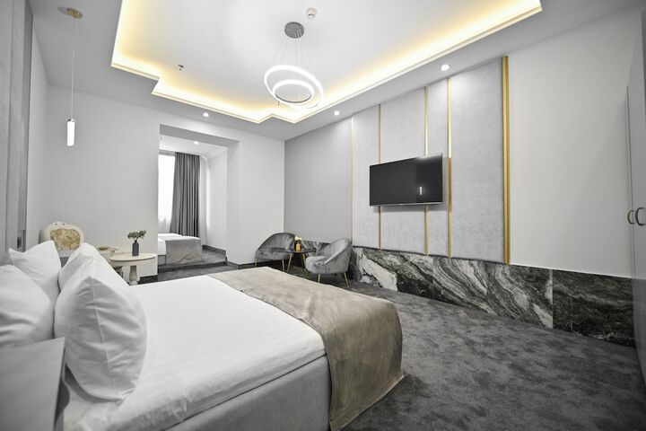 Room 37 of 77