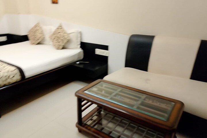 Room 4 of 16