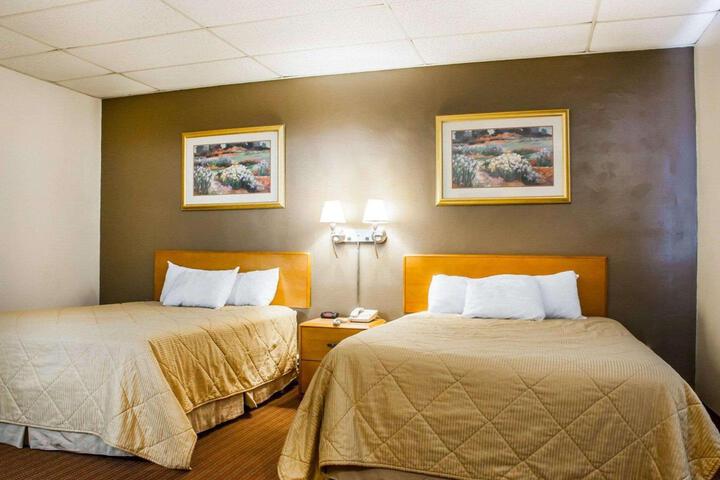 1 Queen Bed (3 of 8)