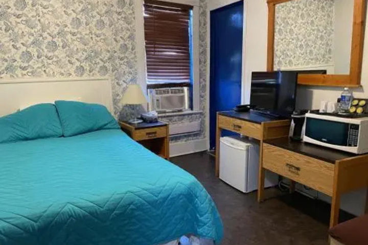 Hotel Dinosaur & Newcastle Bar