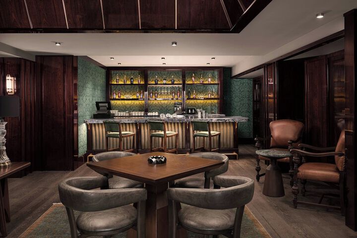Lounge 108 of 118