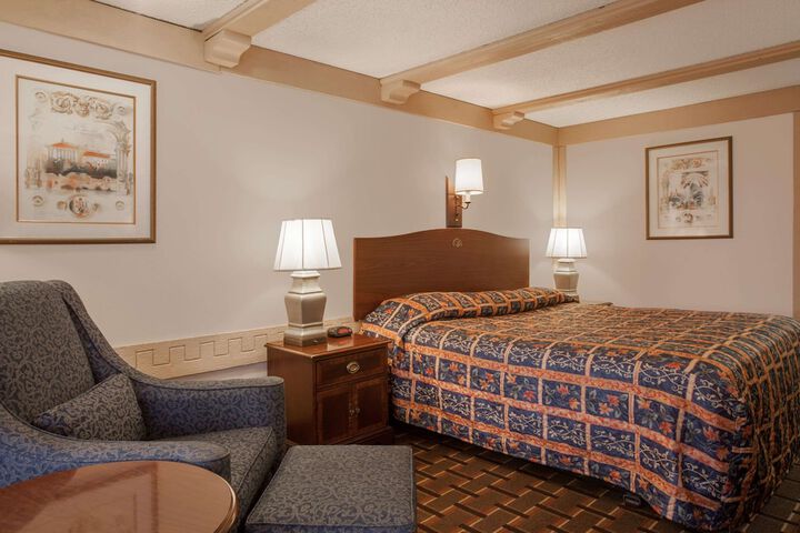 1 Queen Bed (1 of 2)