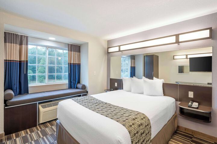 1 Queen Bed (12 of 21)