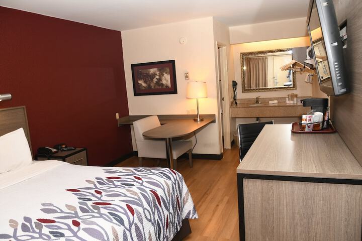 1 King Bed (16 of 17)