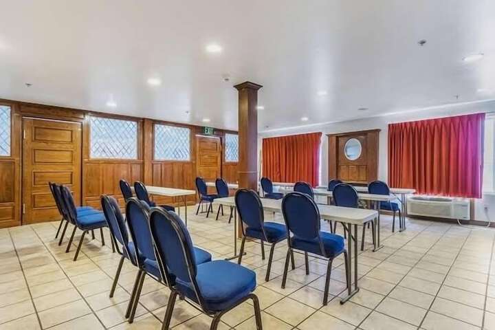 Ballroom/Hall 17 of 23