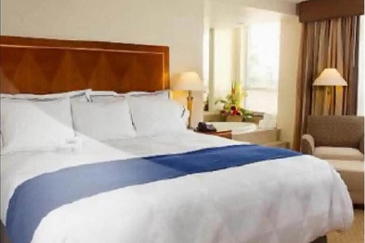 1 King Bed (1 of 12)