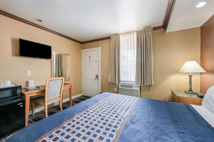 Deluxe Room with King Bed (3 of 26)