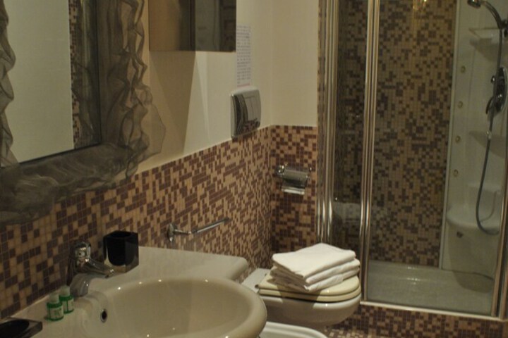 Room 28 of 38
