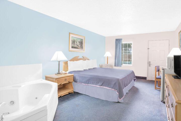 2 Queen Beds (14 of 15)