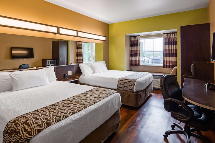 1 Queen Bed Flat Screen Television Microwave and Refrigerator High Speed Internet Accessible Full Breakfast (12 of 17)