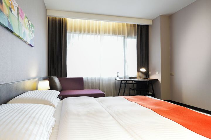 Room 27 of 90