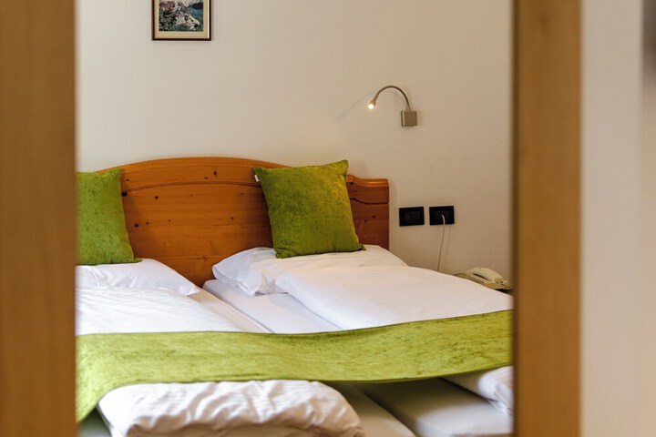 Room 8 of 25