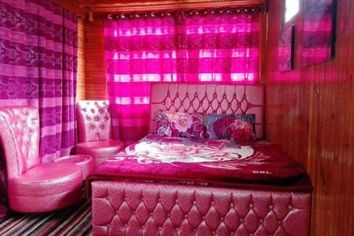 Room 9 of 12