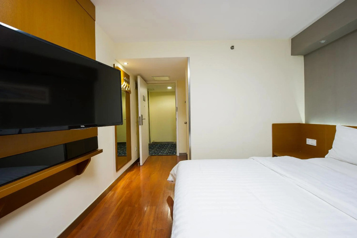 Room 6 of 28