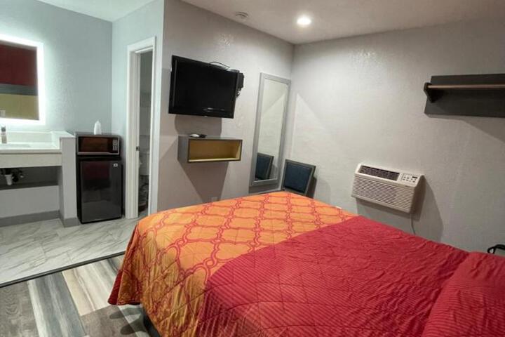 1 Queen Bed (5 of 12)