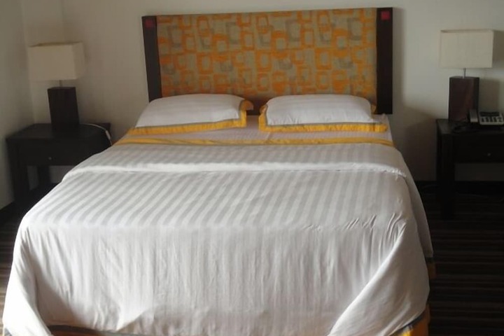 Room 9 of 33