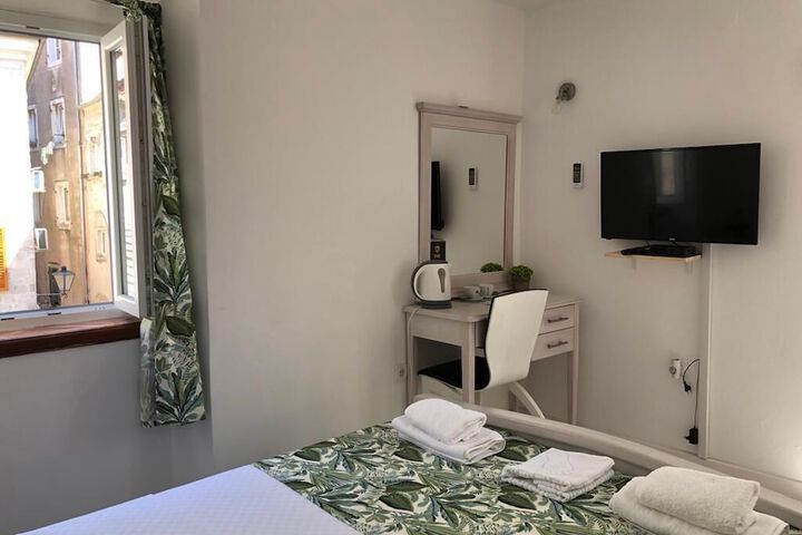 Room 6 of 75