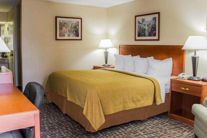1 King Bed (4 of 6)