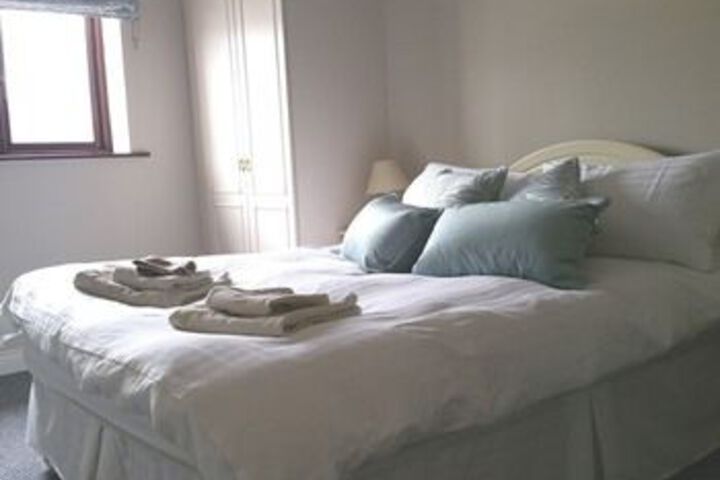 Room 6 of 12