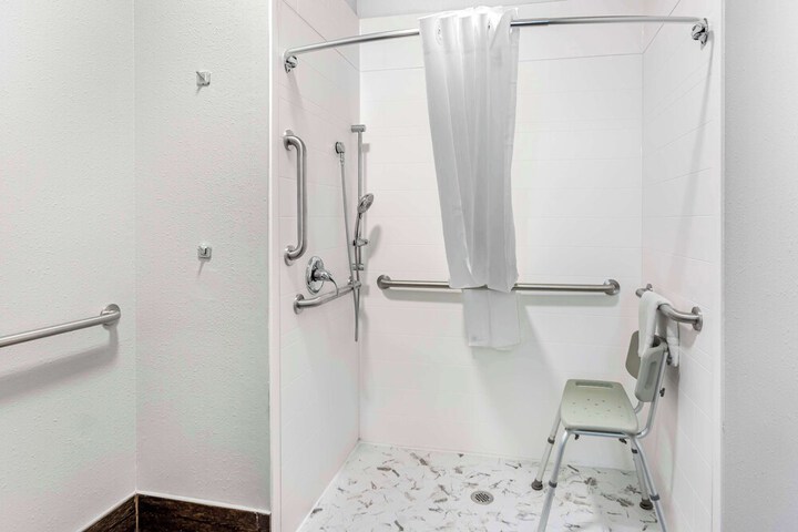 2 Queen Accessible Bathtub Microwave, Refrigerator WiFi Continental Breakfast (14 of 21)