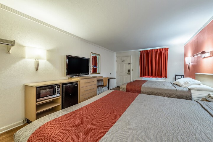 2 Queen Beds (2 of 3)