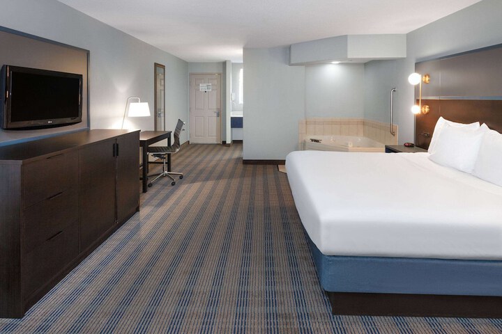 1 King Bed (3 of 23)