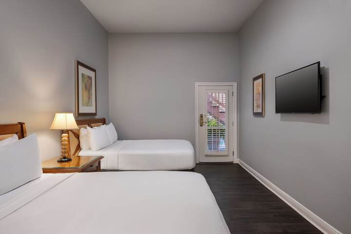 Room 6 of 28