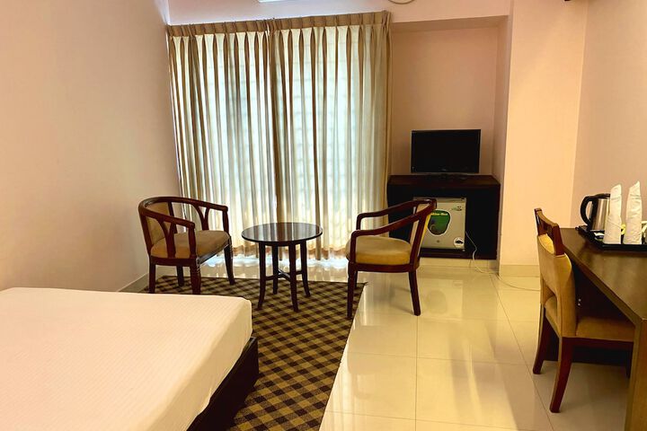 Room 6 of 28