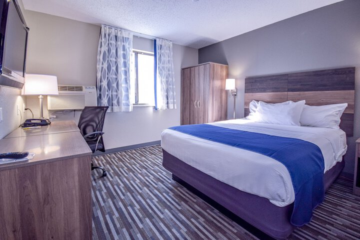 1 Queen Bed (3 of 22)