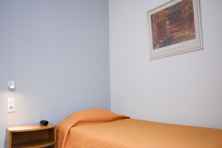 Room 53 of 100