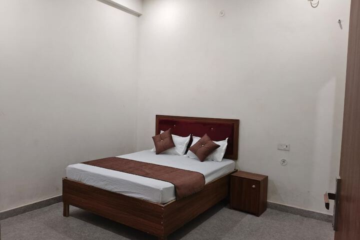 Room 7 of 12