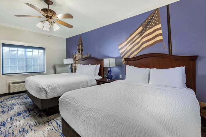 2 Queen Beds (7 of 7)