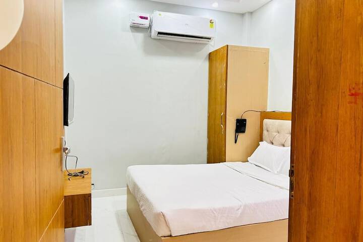 Room 6 of 11