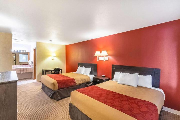1 Queen Bed (10 of 26)