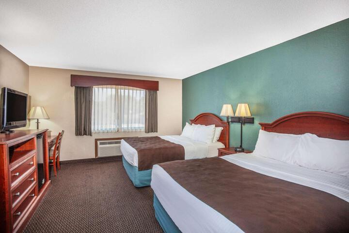 1 Queen Bed Accessible Room (10 of 14)