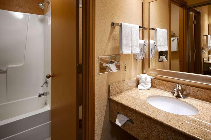 2 Queen Beds - Wireless High Speed Internet, Microwave, Refrigerator Full Breakfast (3 of 7)