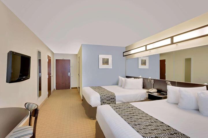 1 Queen Bed (7 of 17)
