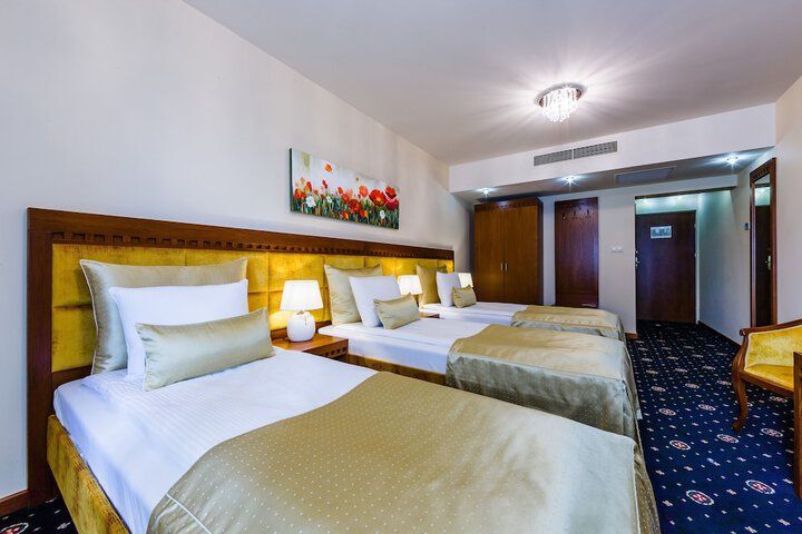 Room 10 of 32