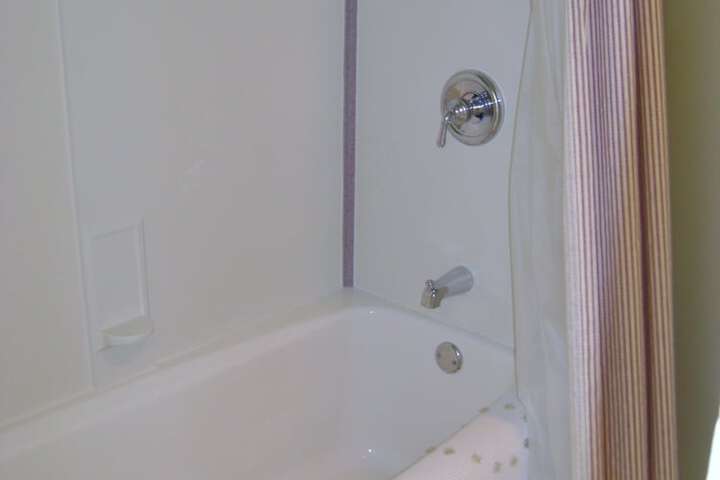 Deep soaking bathtub
