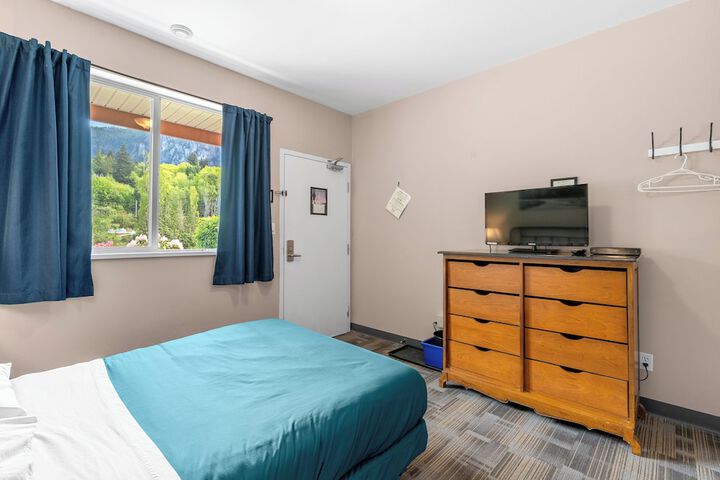 Room 4 of 83